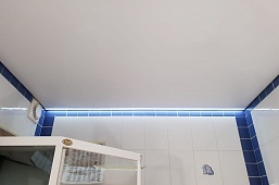 Фото натяжных потолков в ванной № 20